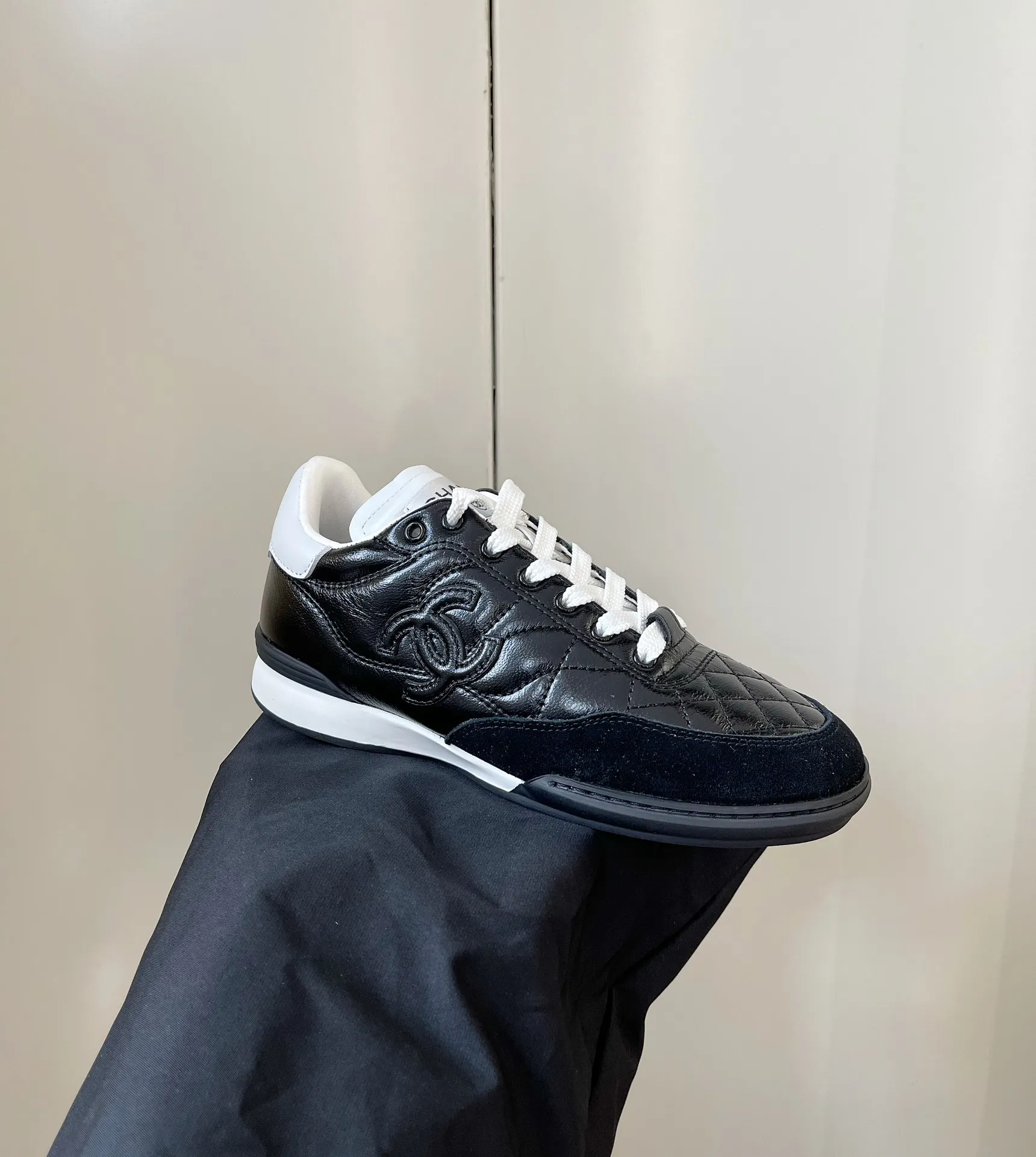 👟👟Ex-factory price 520👟👟Women's shoes, women's clothing 𝐂𝐇𝐀𝐍𝐄𝐋 Chanel's latest rhombus sports sneakers, new color white shoes ✔️ Full cowhide leather surface. The new color matching fabric adds many elements to make it look very delicate. It makes your legs look longer when you put it on. Authentic counter replica. It can be said that the upper part is really super comfortable! Size: 35-40 original packaging